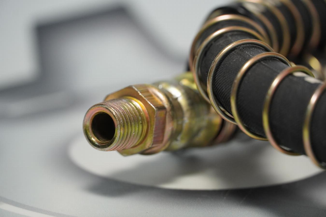 Шланг тормозной L=600мм гайка-штуцер МАЗ 6422-3506094